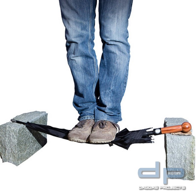 Regenschirm zur Selbstverteidigung