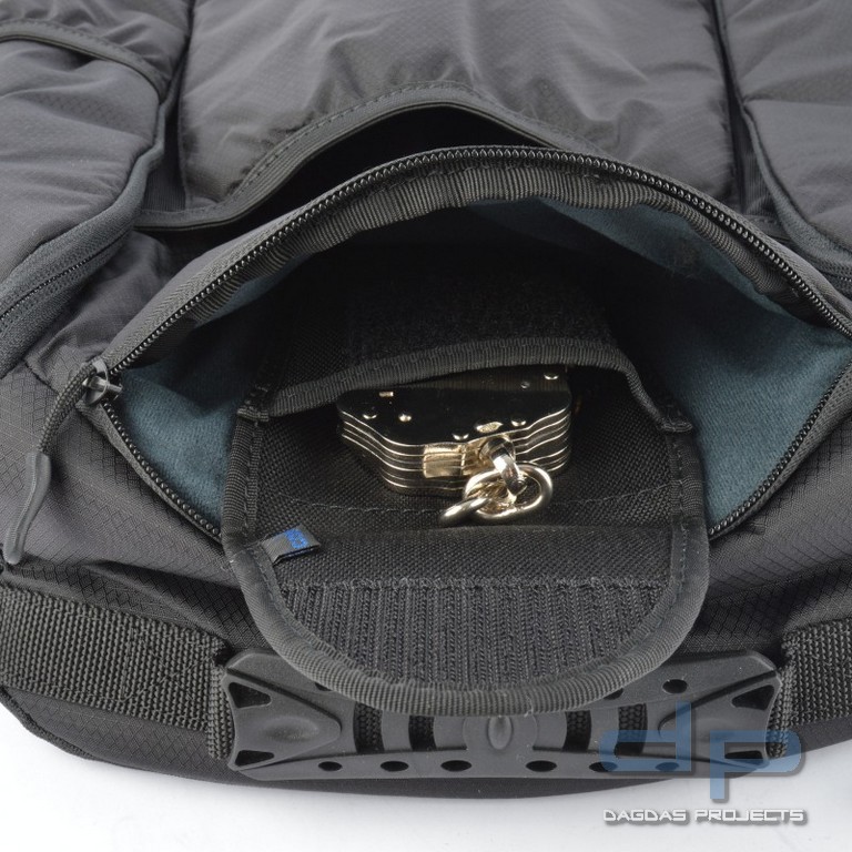 Klettholster für Handfesseln COP® 9132V geschlossen, mit Klettrücken