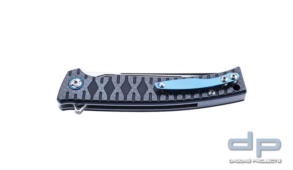 Einhandmesser mit rostträger D2 Stahl für die Klinge und Carbon Faser für die Griffschalen