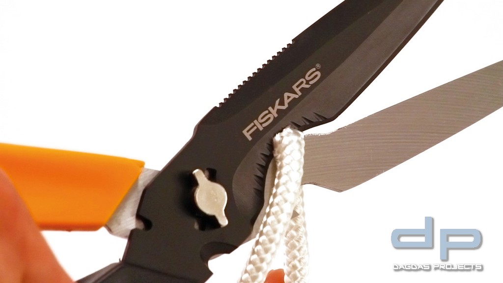 FISKARS CUTS+MORE MEHRZWECKSCHERE