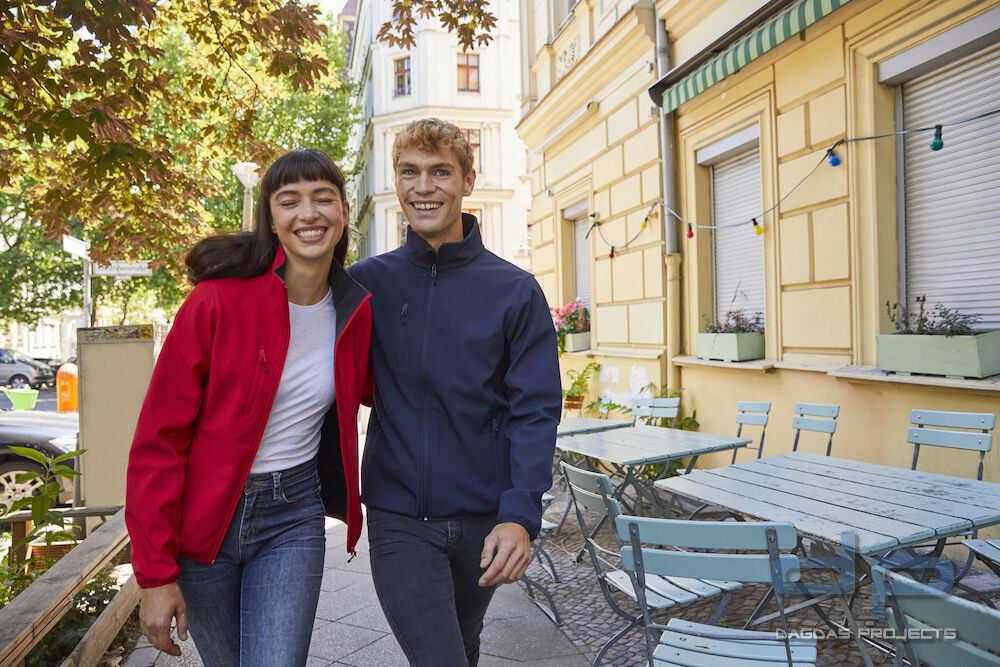 Herren Classic Softshell Jacket in verschiedenen Farben mit Aufdruck auf Brust und Rücken
