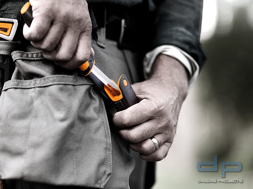 FISKARS UNIVERSALMESSER MIT SCHLEIFSTEIN