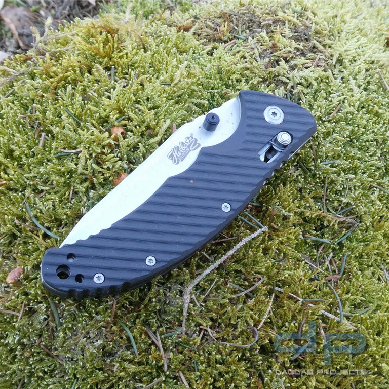 ein robustes Einhandmesser mit einer kugelgelagerten Klinge in Stone Wash Optik